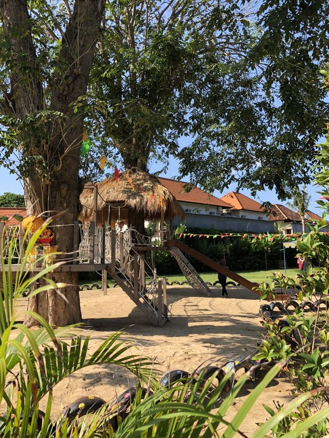 タンブリガン通りのビーチクラブ入り口から長いアプローチを通って受付来ます。<br />セキュリティもバッチリ。<br />途中、お子たち用のプレイエリアが。だけど暑そう。。