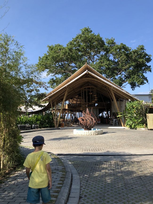 ハルディスでお姉ちゃんご所望のサロンを2枚買い、今度はタンジュンサリから程近い、昨年１２月にオープンしたらしい『ARTOTEL BEACH CLUB』へ来ました。<br />11月に来た時は、「なんか造ってんね～。えー！？サヌールにビーチクラブ？？」と主人と話してたんです。タンジュンサリチェックアウト後、深夜便お迎えまでの時間を持て余すかなと思い、15時からプールサイドのガゼボをネットで予約しておきました。