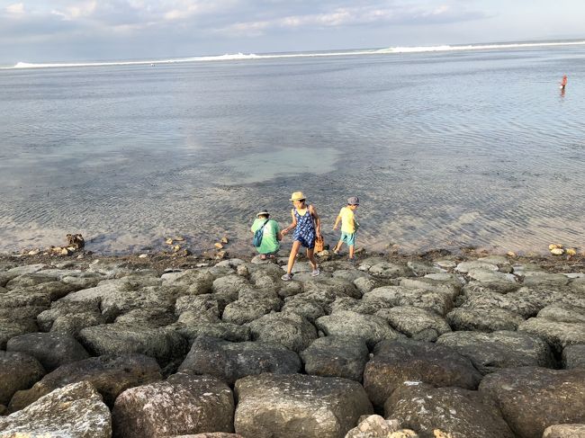 そのまま遊歩道に出てビーチ沿いをじゃらんじゃらん。<br />引き潮になったので、だいぶ遠くの方まで海に浸かってる人がたくさん。<br /><br />途中、ビーチ沿いのレストラン見て思いました。<br />ここでお茶してた方が、よっぽどのんびり居心地よかったのではないか。