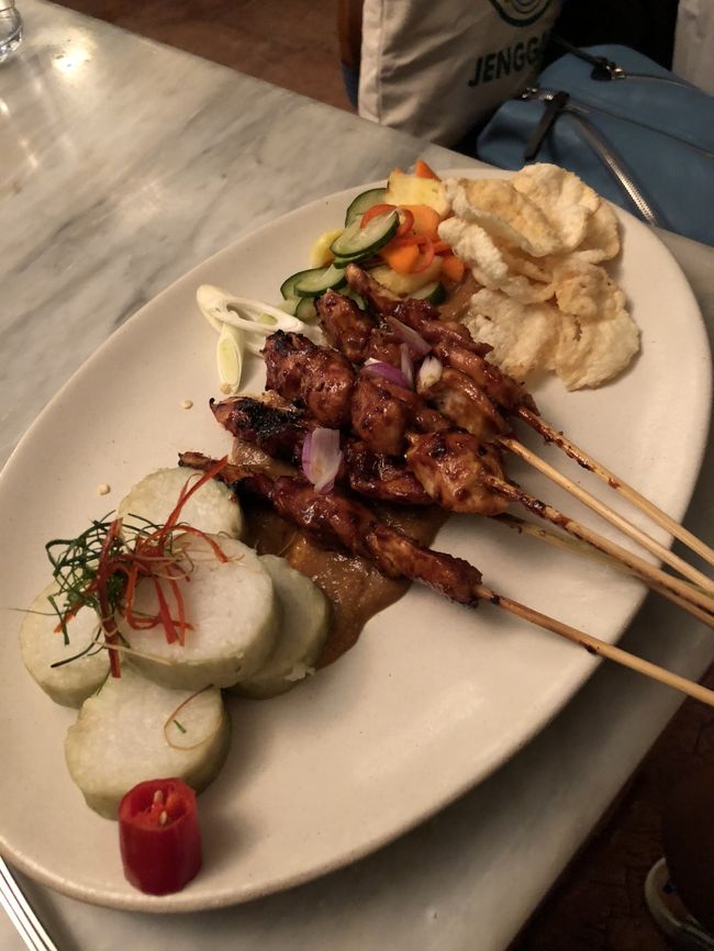 子供たちはそれぞれサテ・アヤム　90k