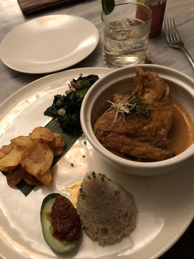 私はAYAM KARIO 95k <br />この鶏肉、見た目以上にボリューミーで、食べるところがたくさんあります笑<br />キャッサバの葉の炒め物がサイドについてたのですが、これも美味しかった。