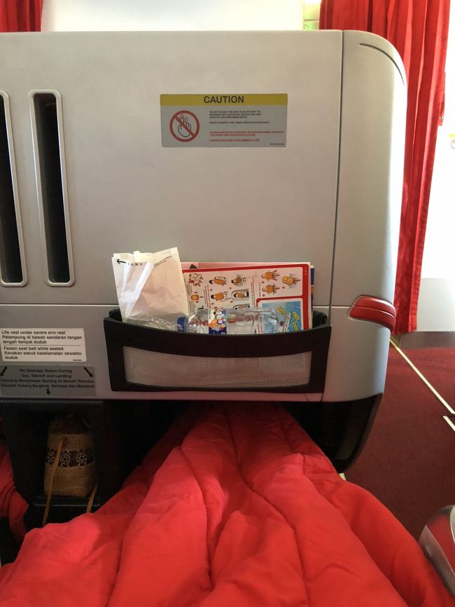 行きは１Aからの４席でしたが、帰りは２Aからの４席。<br />プレミアム・フラットベッド、深夜便ではとても威力を発揮してくれました。<br />普段エコノミーしか乗れないので、やはり熟睡具合が違いました。<br /><br />でも来年はまた、シンガポール経由がいいかな～