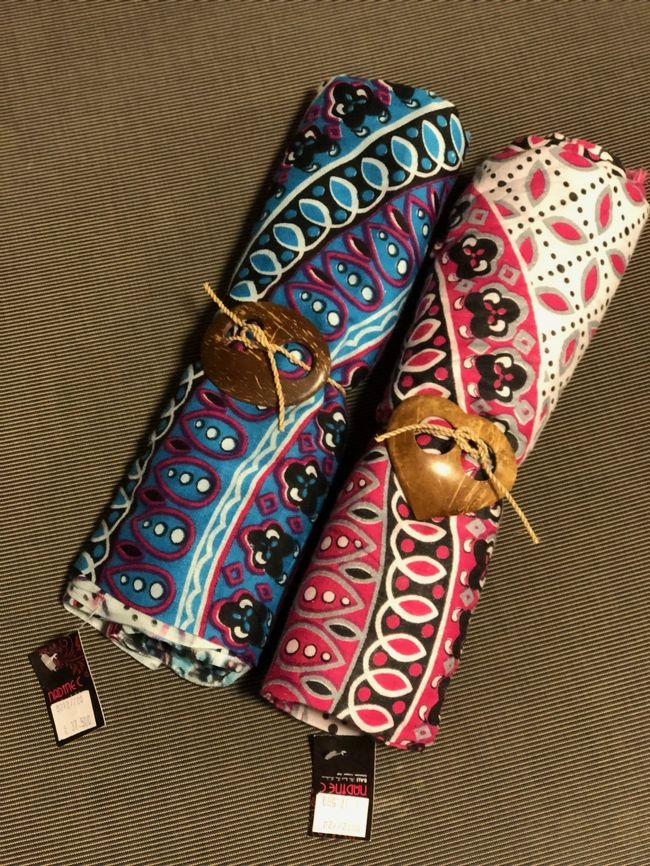 娘がお小遣いで買ったサロン、ハルディスで、どちらも37.5k。<br />娘は今回、お小遣いの中から自分で両替し、お友達へのお土産や自分で気に入った雑貨を買っていました。