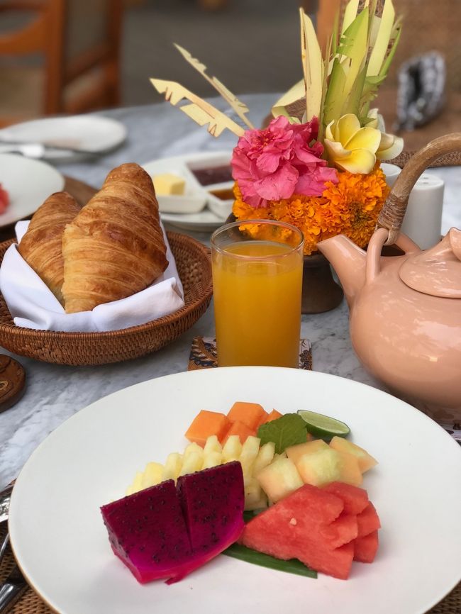 私は珍しく紅茶。グリーンのジェンガラに入れて来て欲しかったんだけどオレンジでした。。。なんてわがままです、はい。<br />フルーツ・プレイトとキンタマーニ・オレンジジュース、クロワッサンは欠かせません。