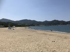 福知山から山陰本線で香住に行きます。
香住の海岸では、家族連れが海水浴をしていました。