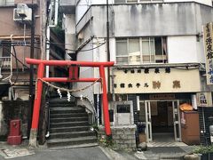 駅から電話して宿に迎えに来てもらう。
鳥居の右側が別館
有名な風呂があるのは別館で5階建エレベーターあり
鳥居の左側のゆるい坂を20歩上ると旅館タイプの本館（3階建エレベーターなし）

送迎車を降りると係の人が待っていてくれた。