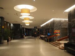 ３泊した「パーク　イン　プリバルチスカヤ　ホテル」はすごく大きくて、たくさんの中国系の方々が利用していて賑やかでした。
広ーいロビー。