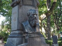最初に訪れたチフヴィン墓地。
これはドストエフスキーのお墓だったはず…。
現地ガイドのジョージさんの説明は聞きやすくて面白くて。
だけど、聞いた後から忘れてしまった…。
