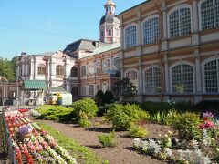 アレクサンドル・ネフスキー大修道院。
内部の写真撮影は不可。
厳かな雰囲気に、ただ立ち尽くすだけ。
