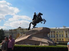 デカブリスト広場の青銅の騎士・ピョートル大帝像。