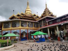Paung Daw Oo Pagoda（ファウンドーウー・パヤー）
水上寺院。レストランから歩いて行けました。