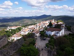 マルヴァオン
小さな岩山の山頂部に、お城と城壁に囲まれた小さな村がある「鷲の巣」と呼ばれる城塞都市（城塞村）
（今回前半の一番行きたかったところ！）
一番高い場所にあるCastelo de Marvao マルヴァオン城まで城壁が天への階段の様に続いているとか？。この急こう配の階段伝いにお城へ登るとこの景色、可愛らしい家々が立ち並ぶ村です