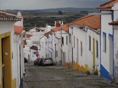 アライオロス
リスボン空港でレンタカーを借り、東へひたすら約１．５時間ほど、この街に到着。青や黄色に縁取りした白い家の街歩き、ずーと坂を登って行くと城跡へ。
街の住民もチラホラ程度、観光客も見当たらない！
カラフルな街をブラブラして、今日の目的地モンサラーシュへ向かいます。