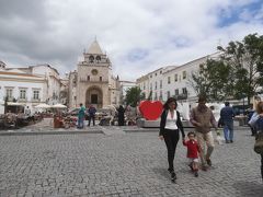 エルヴァス
１１時頃到着。
スペインとの国境近くの塁城に囲まれた要塞の町。
かなりしっかりした要塞（城壁に囲まれている）なのですが、残念ながら街の上空からしか全貌はわかりません。
ノッサ･セニョーラ・ダ・アスンサオン教会前のレプブリカ広場ではアンティークの露天が。見るだけで終わり。