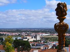 エヴォラ
昨日は駐車場騒動で終了。
結局、ホテル従業員を車の横に乗せ延々とエヴォラの町中を何度もグルグル回り駐車場探しをしたのです。
今日は少しエヴォラ観光です。
エヴォラ中心の大聖堂（カテドラル)の塔へ上がりエヴォラの街並みを。
