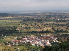 モンサラーシュ
１７時前には、モンサラーシュの宿泊先に到着。
モンサラーシュは高台の上に有り、ホテルから眼下を見下ろすと点在する小さく村々が！
しばしホテルで休憩しここの小さくモンサラーシュの散策と夕食へ向かいます。