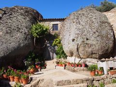 モンサント
ソルティーリャ村から少し戻るルートで約１時間ほどでモンサント村へ１５時前到着。
早速、モンサントの村を散策と壮大な眺めが見られる高台の城跡にむかいます。
迷路のような村の道をちょっと左へ、また戻り右へなどと進むと、この大きな２つの岩に囲まれた家（玄関）が目の前に。（本当に住んでます）
事前情報はあったのですが、見ると只々びっくりです。