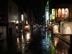 ●川反通り

結局、観光できないまま…。
暗くなってから、繁華街に出ました。
しかも、雨はひどいまま。
びしょ濡れになりながら晩御飯にしました。