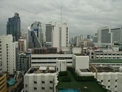 16:00  ホテル到着

部屋は12階。
窓の外を見ると、高層ビルが沢山あります。
バンコク、意外と都会なのよね。