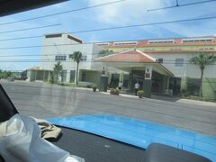 ８月４日。１泊した沖縄エグゼス石垣島を出発。
スタッフの方がエントランスでお見送りしてくれました。