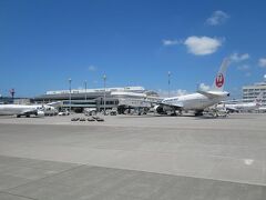 那覇空港は真夏の空が広がっていました。