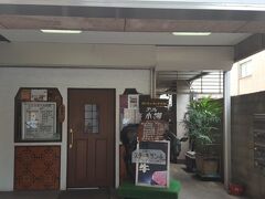 　長い滞在だったので、ランチタイムもいろんな店で楽しんでみました。
　旦過駅近くの「グリル小柳」は、街に出ることが特別なことだった時代から続いているような、地元の名店といった雰囲気。お高くとまった感じではなく、一見さんの僕らも、常連さんのように迎えてくれました。