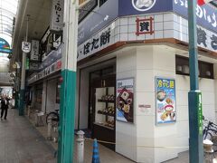 　北九州の地場チェーンといえば、資さん（すけさん）うどん。郊外型店舗が多い中、魚町店はアーケード街の中にあり、旅人でも訪ねやすい店舗です。
　お昼時、長い行列に引き返してしまった人も見かけましたが、列はどんどん進むのでご心配なく。