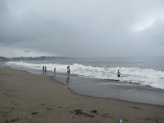 あいにくの空模様でしたが三浦海岸のビーチへ。高波と言うことで泳いでる人はいません。