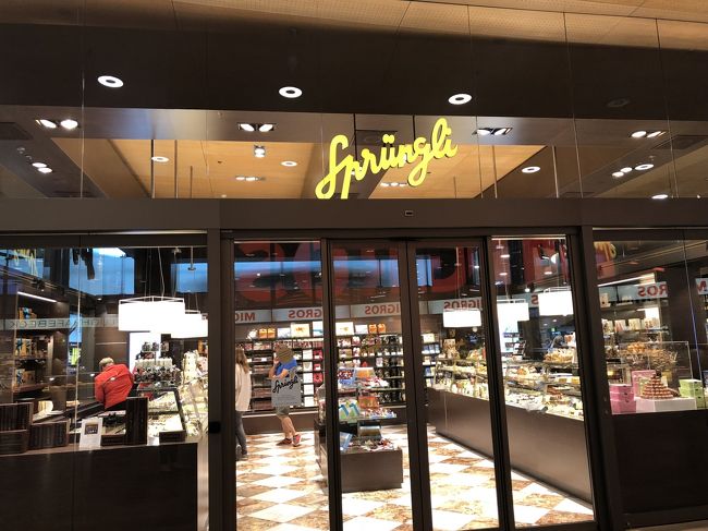 有名なチョコレート屋さん「シュプリングリ」。空港でも買えます。海外展開していないらしいので、おみやげにぴったりなのですが、この猛暑。溶けるなぁ。買えないなぁ。
