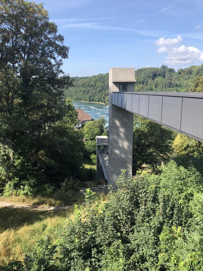 ノイハウゼン・ラインファル駅という新駅が数年前に新設されたおかげで、なんて便利！エレベーターを2回乗り継ぐと、もうそこはラインフォール。