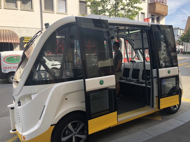 ライン滝からシャフハウゼン駅までは、Google先生がバスをお勧めするので、バス停にきました。<br />すると無料の無人電気観光ミニバスが。<br />ヒマそうなアルバイトのお兄さんが、バスが来るまで時間あるから、乗ってみる？と声を掛けてくれたので、無人自動車に初乗車。対向車が来ると察知して止まるんですね。ま、人も車もほとんどいない地域だからできるトライアル。<br />その後、路線バスに乗ってのんびりシャフハウゼン駅に移動。10分ほどで到着します。