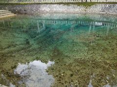 10時、別府弁天池。北海道美瑛の青い池は濁っているが、ここは透明なのに青い色が付いているのが不思議だ。