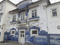 アヴェイロ駅、旧駅舎のアズレージョ
今日はコインブラまで直接行くと２時間強で着くので、途中アヴェイロへ寄り道してからの行程。
ちょっと白壁は剥がれてますが、アズレージョは立派に残ってます。
（但し中へは入れません）
