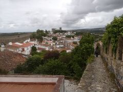 オビドス街歩き
今日は予定では早めにナザレを発つはずでしたが、昨日の雨で午前中はナザレを満喫、そのためオビドスは少し程度の寄り道へ。
ナザレから５０分程度で到着。
