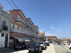コスタ・ノヴァー
この海岸沿いの街は赤や黄色や緑、青などのストライプで化粧した家々（コテージらしいが）が並んでます。