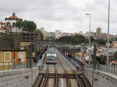 ポルト　ドンルイス一世橋
サン・ベント駅のアズレージョを堪能して、しばらく真っ直ぐ歩くと目の前にドンルイス一世橋が見えてきます。
橋に近づくまで、単なるメトロが走る路線か？はたまた道を走るトラムのようにしか見えないが？
地下鉄路線脇の歩道を歩いて行けます。
