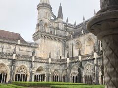 バターリャ　世界遺産
翌日、コインブラをゆっくりチェックアウト。
（朝からコインブラで何やらお買い物もあり）
今日の目的地ナザレまで、直接だと１時間半程度なので途中バターリャ（１時間程度）へ寄ることへ。
バターリャへ到着する前から雨が！
かなり降ってます。
