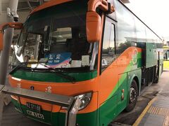 落馬州到着。バスを降りて、他の人についていきました。
この後尖沙咀までこのバスで行くんだろうけど、皆わからなくならないのか・・？
心配なので確認用に写真を撮って・・
