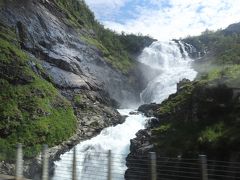 フロム鉄道 ショース滝 （Kjosfossen）

このショース滝 （Kjosfossen）が右側にあるので右側の席が良いと言われる様です、、

現在はショース滝 （Kjosfossen）のあるKjosfossen （ショースフォッセン）駅で停車、、
5分の撮影TIMEを取ってくれるので、右側も左側の景色もどちらも十分きれいでしたよ♪