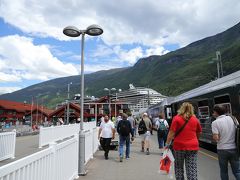 フロム駅に到着！（午後2：25分）

フロム駅に列車が到着すると、フロム(Flåm)の街が活気づきます、、
人口約500人のフロムにはナント！年間約45万人の観光客が訪れているのだそうです、、


