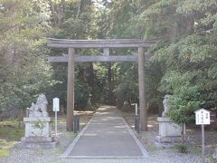 若狭彦神社が若狭一の宮の上社ですが、神職は不在で祭事は下社の若狭姫神社で行われています。
若狭姫神社と異なり、神社入口から静かで厳粛な雰囲気が漂います。