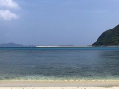 暑いので、着替えたら早速、海へ。
ウミガメに逢える阿嘉ビーチへ宿のチャリに乗って出掛けます。

港の横にある阿嘉ビーチ
満潮だと砂浜がなくなります。

ビーチに付いてデジカメを忘れたことに気が付く…
ウミガメに逢えたのに写真撮れなかった…>_<