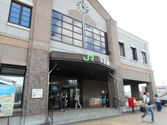 余市駅に到着。


小樽⇔余市　間の電車は本数が少ないせいか、
結構混みます。
平日でも立っている人がいました。

なので、帰りはバスにしました。
バスの方が快適です。海は見えませんが・・・。