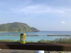 阿嘉ビーチでシュノーケリングを楽しんだ後は、宿でノンビリ過ごします。

綺麗な海を見ながら飲むサワーは格別♪