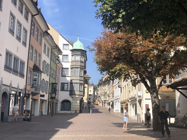 今日は日曜日なので、お店は全ておやすみ。時間はまだ10時半。街にはほとんどだれもいません。のんびり旧市街をブラブラ。