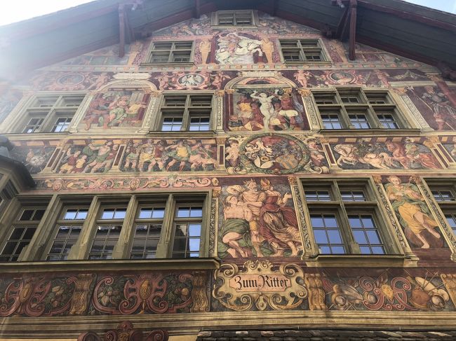 1570年の作品と言われているようですが、見事な装飾です。一階は現役のお店屋さん。