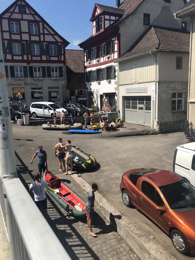 シャフハウゼンの観光はサラッと終わらせ、シュタイン・アム・レインに移動。列車で20分。駅から旧市街まで10分ほど歩きますが、沢山の若者がそちらに歩いていくので間違う事はありません。みんな、オールを抱えているので何かなぁと思っていたのですが、旧市街手前の海の家ならぬ、川の家?でゴムボートやビニールボートを膨らませ、水着に着替えてライン川に向かうのです。突然、街中にビキニ女子が登場するのでびっくり。