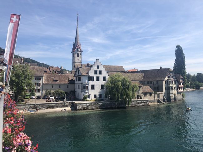 湖の上は水着の若者。橋の向こうは中世。なんか不思議な光景。