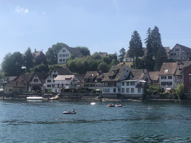 猛暑に耐えかねた人達がここで湖水浴とボート遊びを楽しむんですねー。そうか、海がないと川でパドルボートとかやっちゃうんですね。楽しそう！ライン川は場所によっては、貿易船が行き交いますが、このあたりは船の往来はなくレジャー目的の人が多いようです。