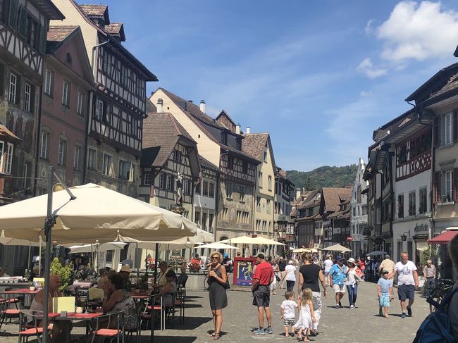 市庁舎広場です。日曜日ということもあり賑わっています。（お店はやはりお休みですが。。。）